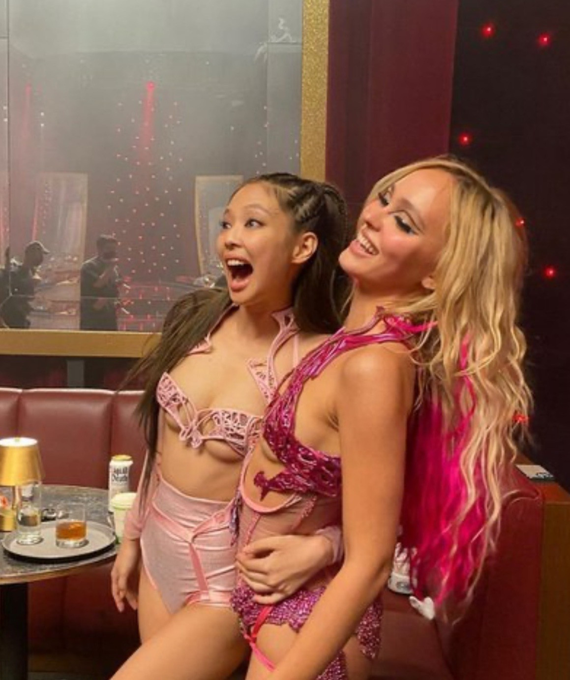 Jennie từng gây sốc với trang phục hở bạo trong The Idol.