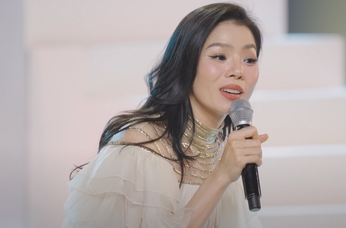 Lệ Quyên nhường cơ hội ra mắt cho các chị đẹp khác dù chương trình chưa công bố kết quả.