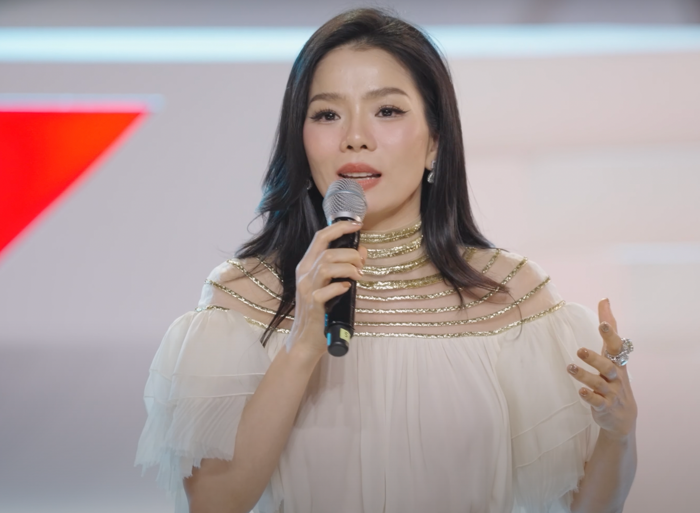 Lệ Quyên nhường cơ hội ra mắt cho các chị đẹp khác dù chương trình chưa công bố kết quả.