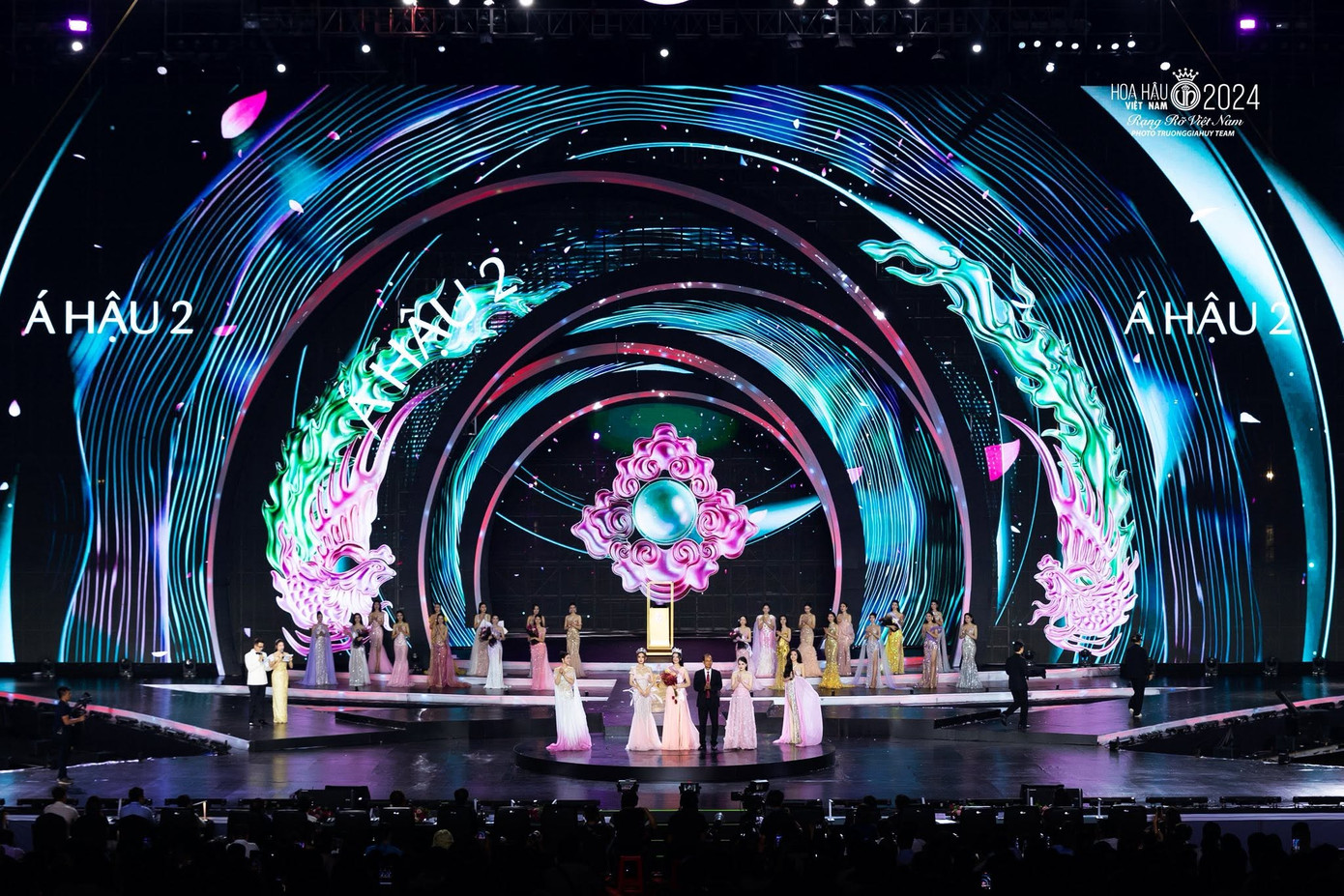 Sự hoành tráng của sân khấu chung kết Hoa hậu Việt Nam 2024 trên sông Hương. Sự hoành tráng của sân khấu chung kết Hoa hậu Việt Nam 2024 trên sông Hương.
