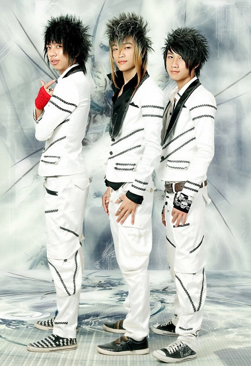 HKT (phải) được nghệ sĩ Trung Quốc (ảnh trái) cosplay trên game show. HKT (phải) được nghệ sĩ Trung Quốc (ảnh trái) cosplay trên game show.