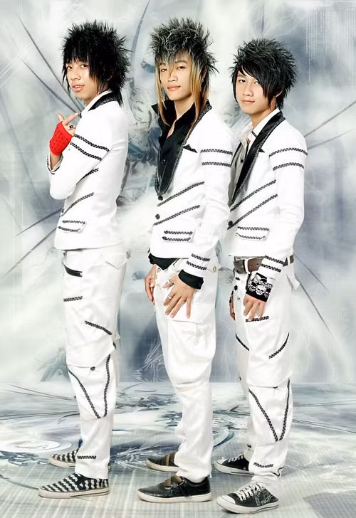 HKT (phải) được nghệ sĩ Trung Quốc (ảnh trái) cosplay trên game show.