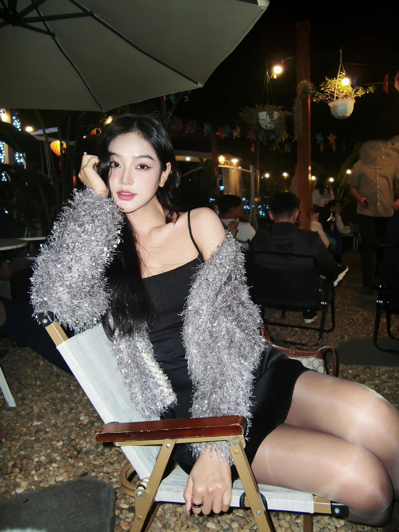 Nữ diễn viên 24 tuổi hướng đến là hình ảnh trưởng thành, quyến rũ. Cù Thị Trà thường diện những bộ váy ngắn khoe chân dài, vai thon. Nữ diễn viên 24 tuổi hướng đến là hình ảnh trưởng thành, quyến rũ. Cù Thị Trà thường diện những bộ váy ngắn khoe chân dài, vai thon.