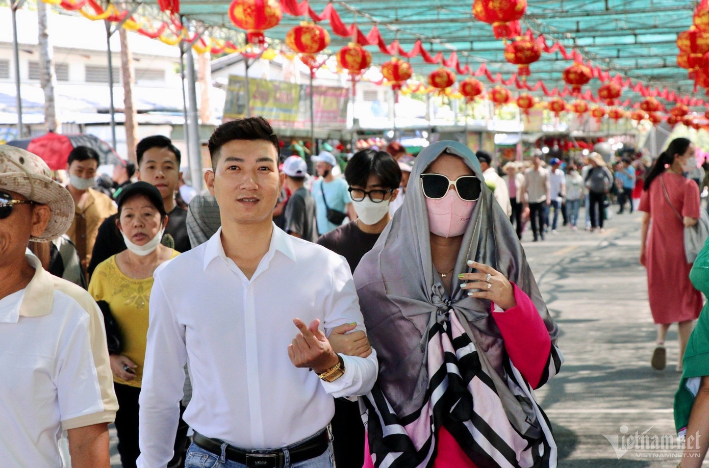 Ghi nhận của PV VietNamNet, ngày 12/2 (mùng 3 Tết), tại khu vực nhà ga cáp treo, dòng người xếp hàng dài chờ đến lượt để lên cabin cáp treo. Khi rời khởi cáp treo, du khách sẽ đến với một trong những ngôi chùa nằm giữa lưng chừng núi đó là Chùa Bửu Quang (chùa Gia Lào). Ghi nhận của PV VietNamNet, ngày 12/2 (mùng 3 Tết), tại khu vực nhà ga cáp treo, dòng người xếp hàng dài chờ đến lượt để lên cabin cáp treo. Khi rời khởi cáp treo, du khách sẽ đến với một trong những ngôi chùa nằm giữa lưng chừng núi đó là Chùa Bửu Quang (chùa Gia Lào).