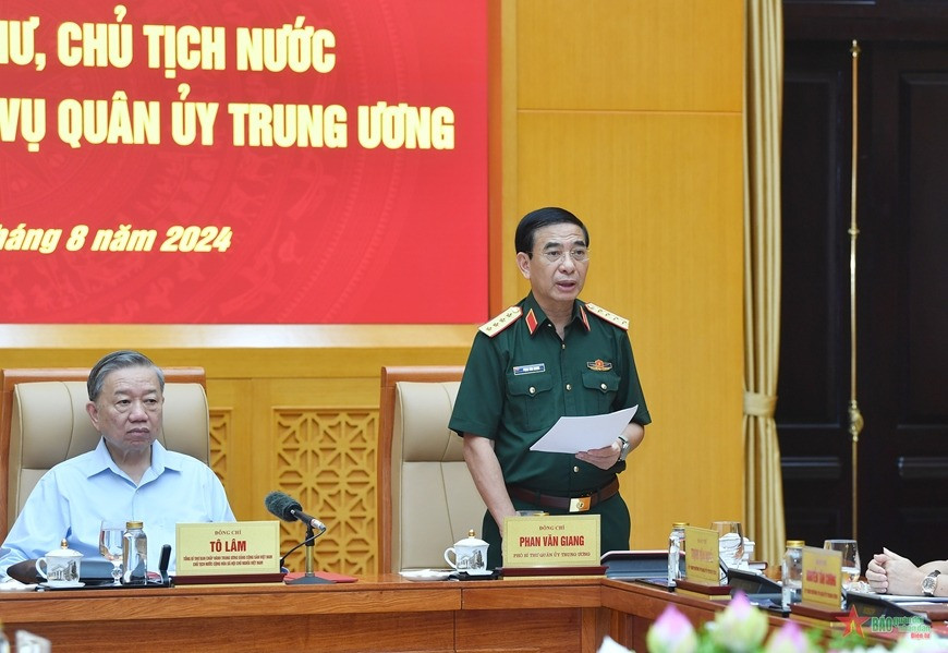 Đại tướng Phan Văn Giang, Ủy viên Bộ Chính trị, Phó bí thư Quân ủy Trung ương, Bộ trưởng Bộ Quốc phòng phát biểu tại hội nghị. Đại tướng Phan Văn Giang, Ủy viên Bộ Chính trị, Phó bí thư Quân ủy Trung ương, Bộ trưởng Bộ Quốc phòng phát biểu tại hội nghị.