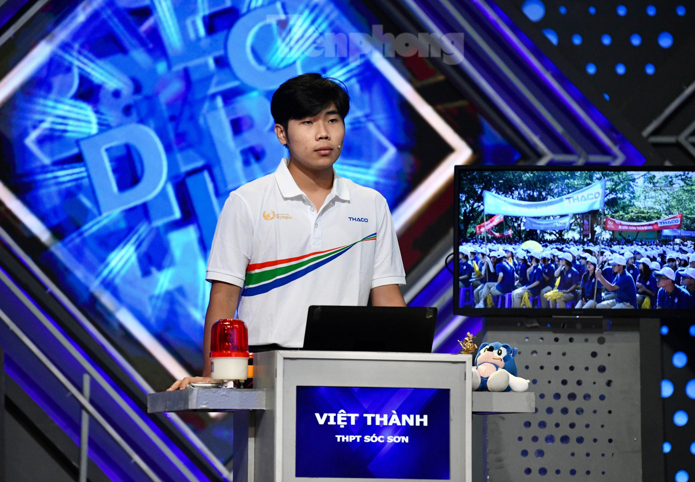 Điểm cầu tại Khu di tích Quốc gia đặc biệt đền Sóc ở Sóc Sơn, Hà Nội sôi động nhờ sự cổ vũ nhiệt tình gửi đến thí sinh Nguyễn Việt Thành. Đây là lần thứ 2 trường THPT Sóc Sơn có cầu truyền hình Olympia, trước đó là Hà Việt Hoàng - người đứng thứ ba chung cuộc trong Chung kết năm Đường lên đỉnh Olympia năm thứ 17. Ảnh: Duy Phạm, Như Ý