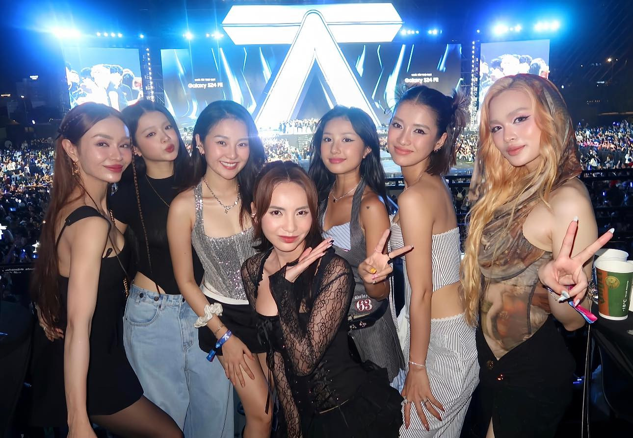 Nhiều nữ nghệ sĩ trẻ tụ hội trong đêm nhạc như Thảo Trịnh, Tam Triều Dâng, Linh Ka, Trình Mỹ Duyên... Ở thảm đỏ, MC Võ Tấn Phát "lỡ miệng" giới thiệu đây là những "em xinh" khiến khán giả bán tín bán nghi đây có thể là những cái tên xuất hiện trong show Em xinh say hi. Nhiều nữ nghệ sĩ trẻ tụ hội trong đêm nhạc như Thảo Trịnh, Tam Triều Dâng, Linh Ka, Trình Mỹ Duyên... Ở thảm đỏ, MC Võ Tấn Phát "lỡ miệng" giới thiệu đây là những "em xinh" khiến khán giả bán tín bán nghi đây có thể là những cái tên xuất hiện trong show Em xinh say hi.