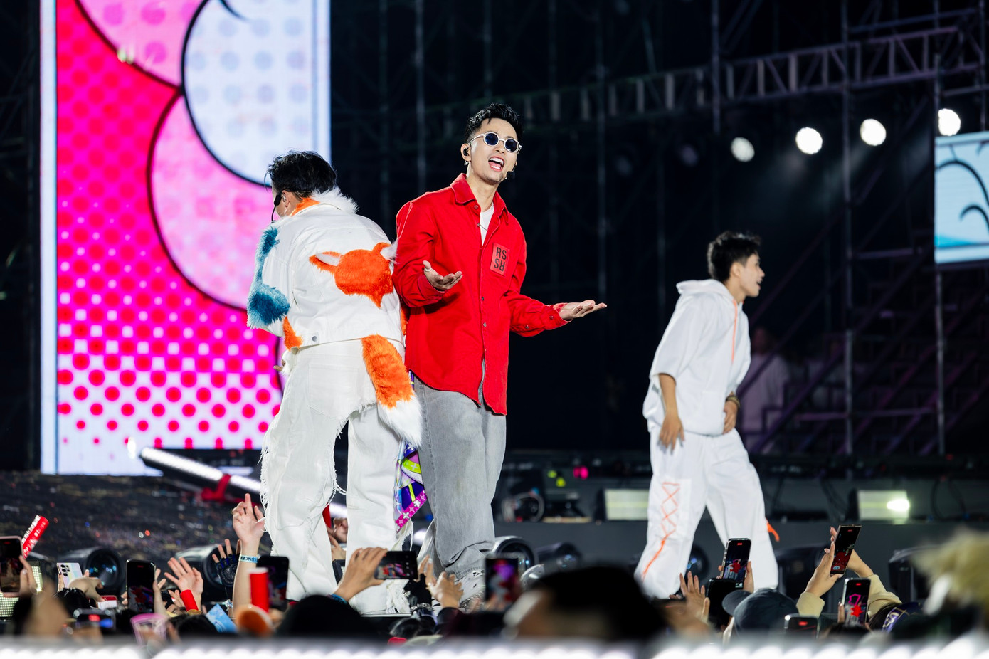 Tất cả số vé 2 đêm concert đã sold out (bán hết) chưa đầy một giờ đồng hồ. Tất cả số vé 2 đêm concert đã sold out (bán hết) chưa đầy một giờ đồng hồ.