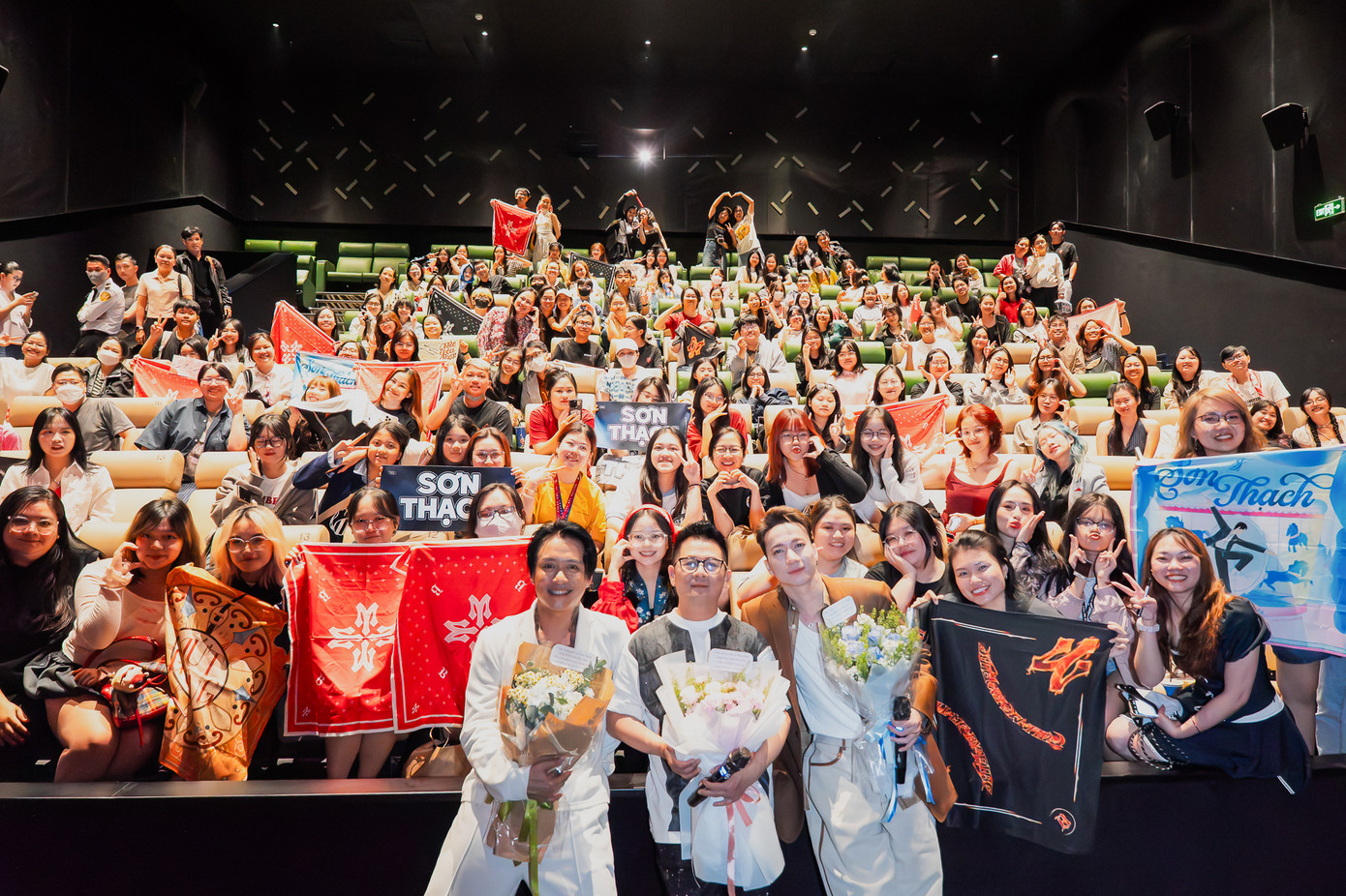 Các anh tài đến các cụm rạp giao lưu cùng người hâm mộ trong tuần đầu quảng bá.