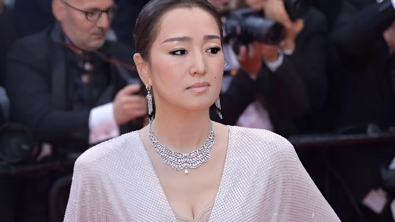 Củng Lợi được BTC "dọn đường" qua các mùa Cannes.
