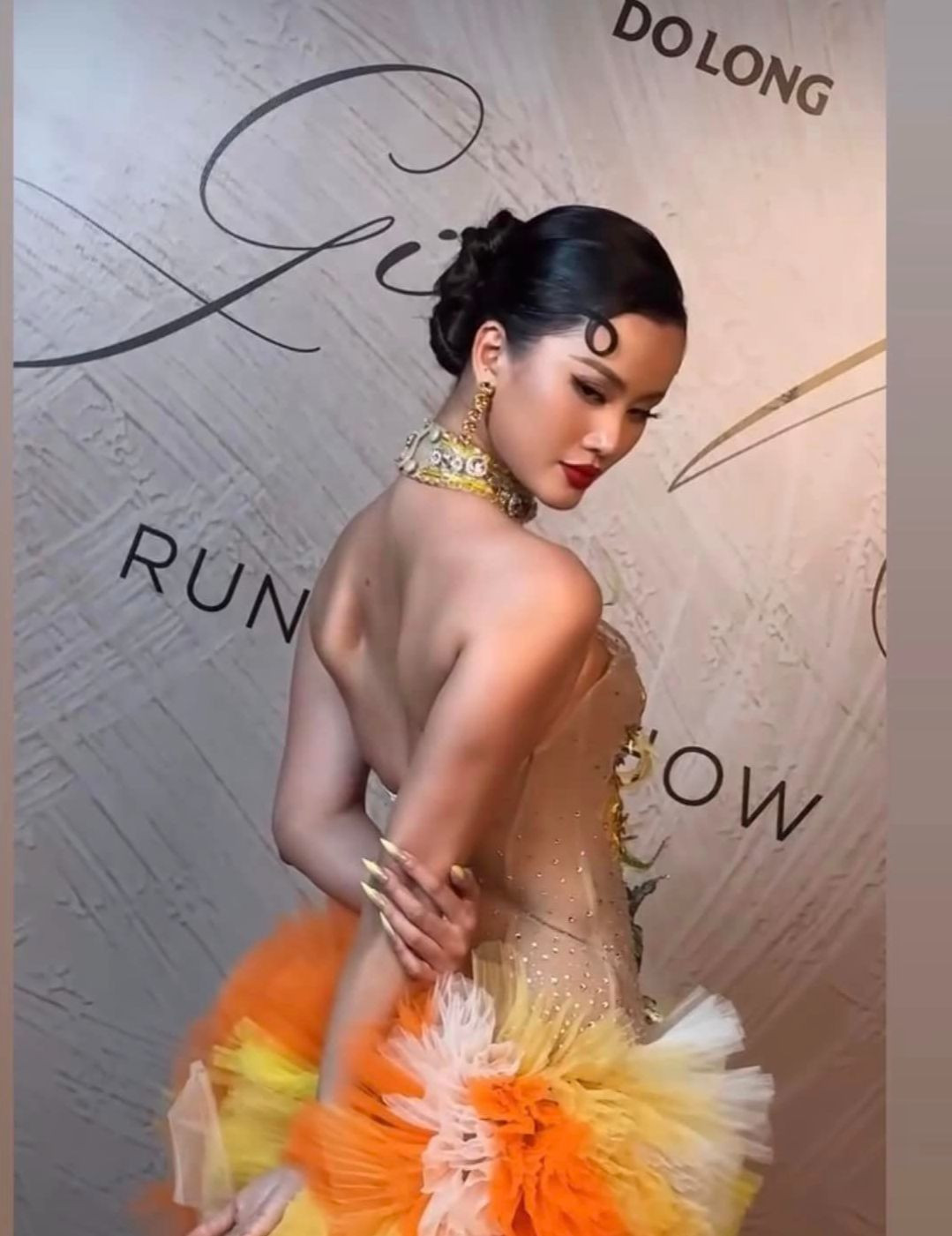 Phương Trinh Jolie (trái) bị phản ứng vì bình phẩm kém duyên về ngoại hình Hương Ly, Tú Anh "The Face". Phương Trinh Jolie (trái) bị phản ứng vì bình phẩm kém duyên về ngoại hình Hương Ly, Tú Anh "The Face".