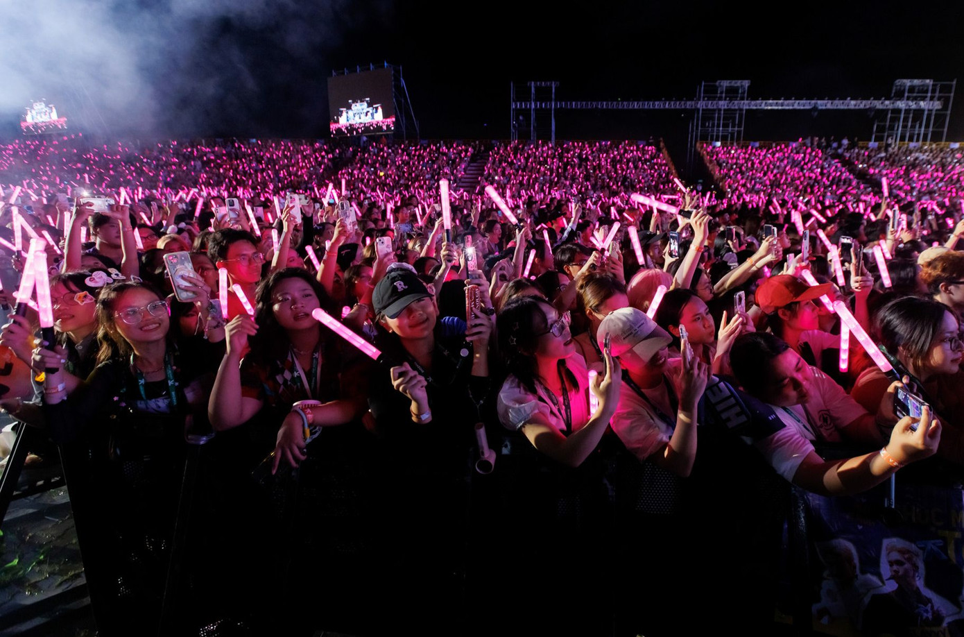 Anh trai say hi mở thêm đêm concert thứ 2 tại sân vận động Mỹ Đình, Hà Nội vào 9/12. Anh trai say hi mở thêm đêm concert thứ 2 tại sân vận động Mỹ Đình, Hà Nội vào 9/12.