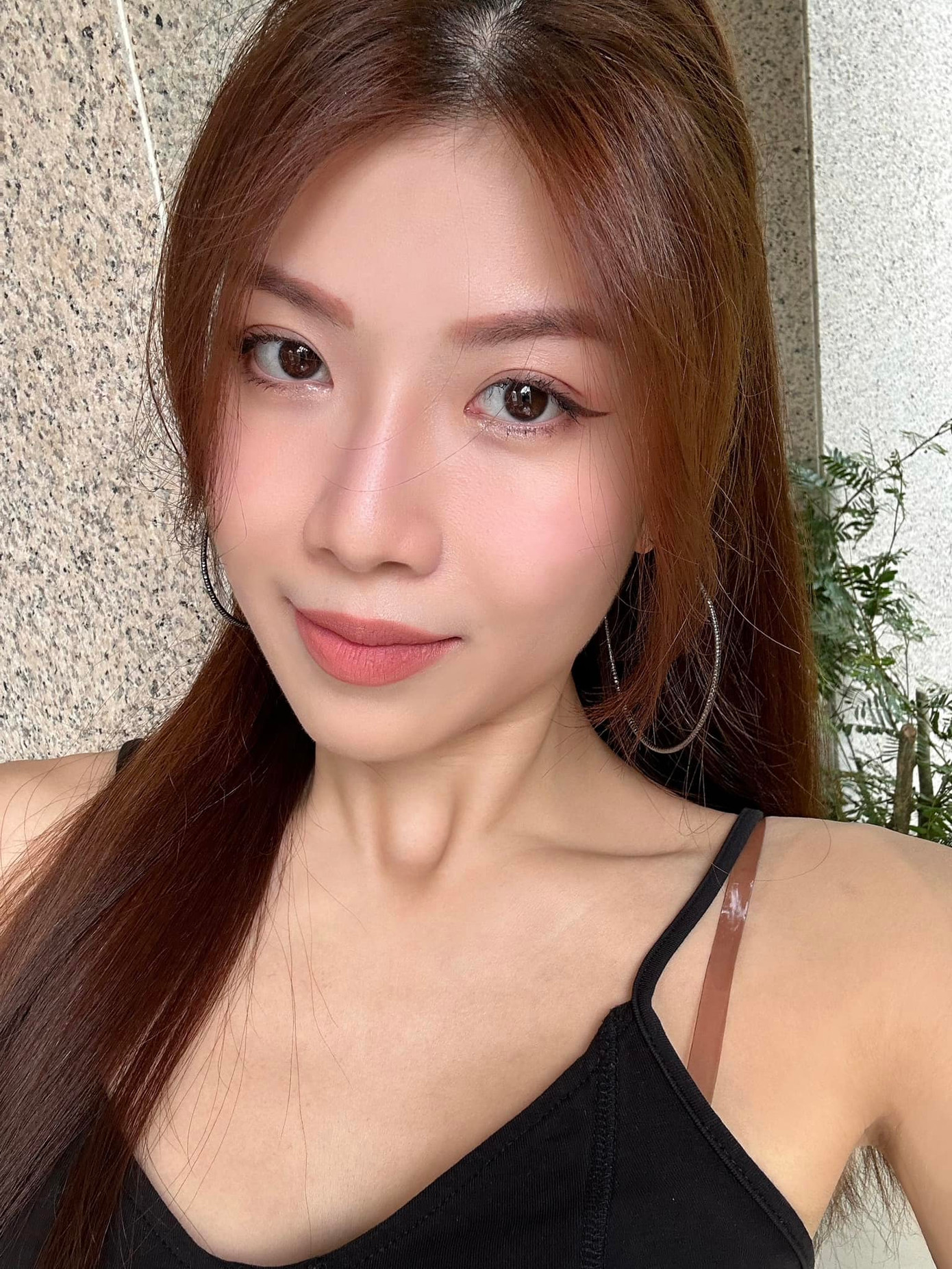 Trang Pháp tên thật là Nguyễn Thùy Trang, tốt nghiệp Đại học Lyon 2 (Pháp) chuyên ngành kinh tế. Cô nói được tiếng Anh, tiếng Pháp và tiếng Tây Ban Nha, học đàn và viết nhạc từ năm 10 tuổi. Ảnh: FBNV.