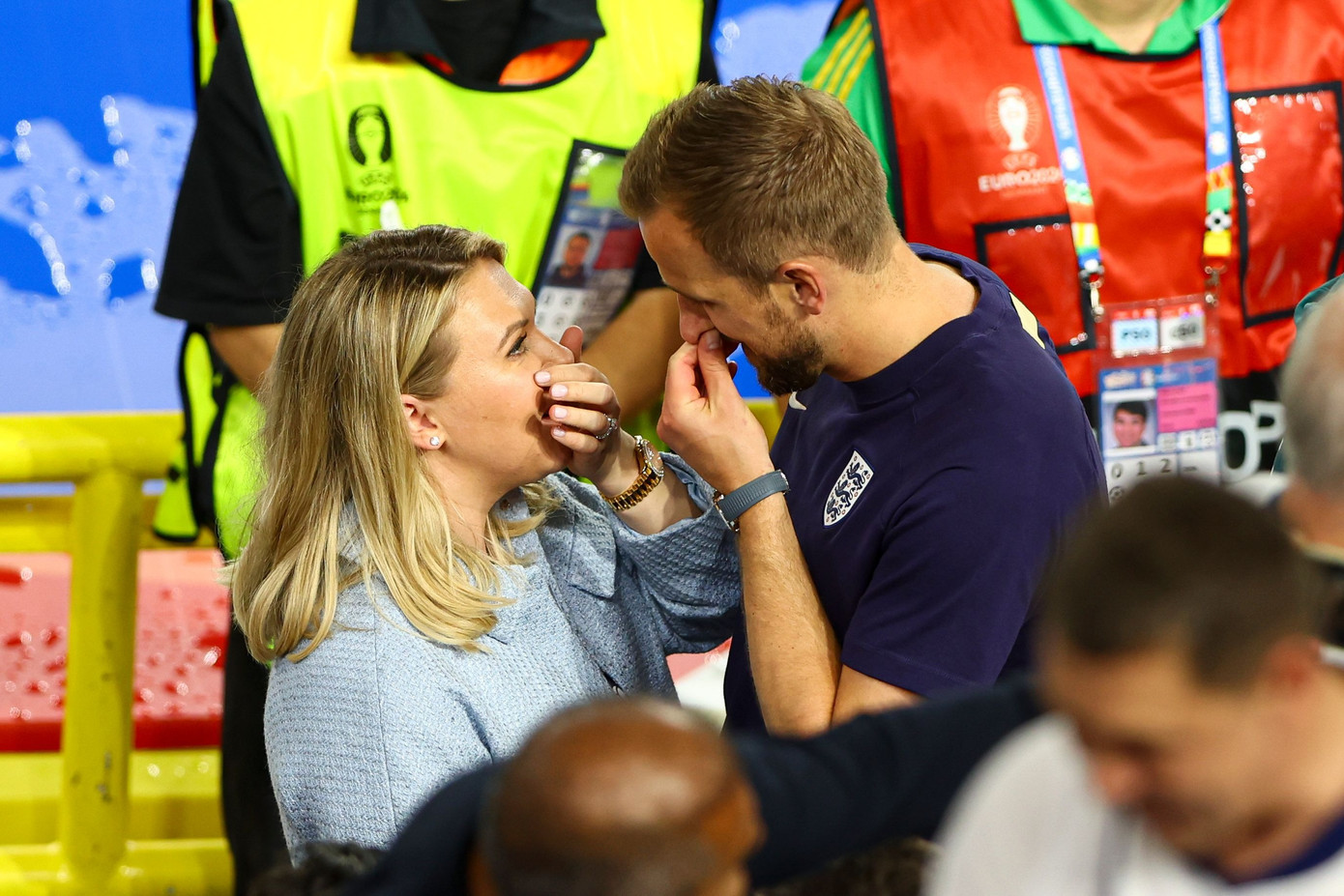 Harry Kane và vợ Kate gặp gỡ trên khán đài.