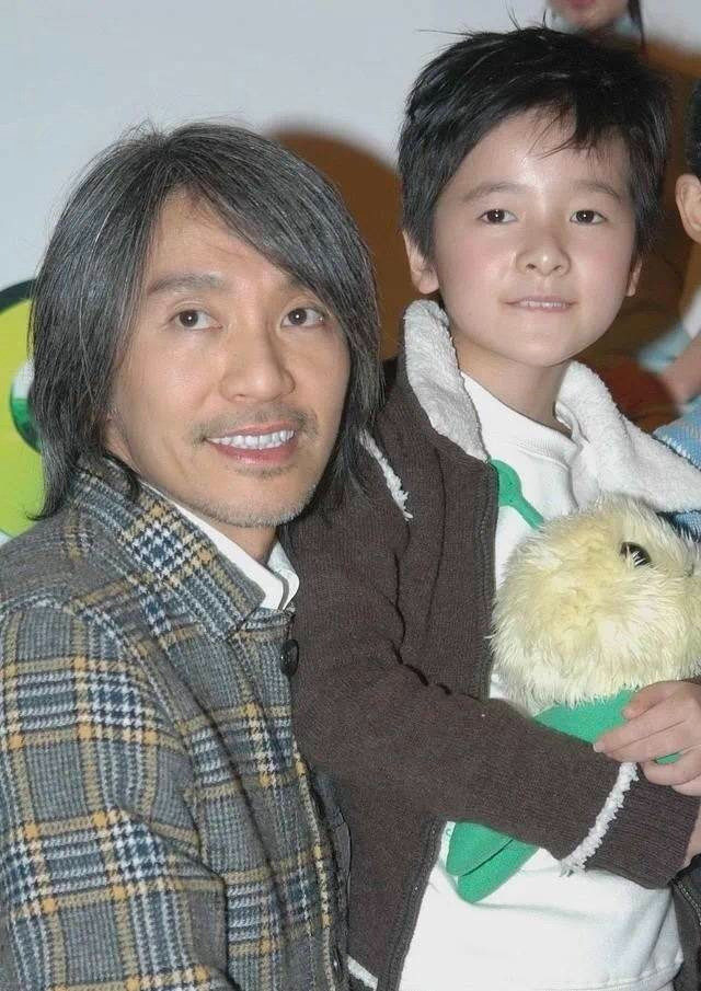 Châu Tinh Trì và con gái nuôi Từ Kiều. Ngay từ nhỏ, Từ Kiều được Tinh gia bao bọc, yêu mến, ký hợp đồng với công ty giải trí do tài tử điều hành. Châu Tinh Trì và con gái nuôi Từ Kiều. Ngay từ nhỏ, Từ Kiều được Tinh gia bao bọc, yêu mến, ký hợp đồng với công ty giải trí do tài tử điều hành.