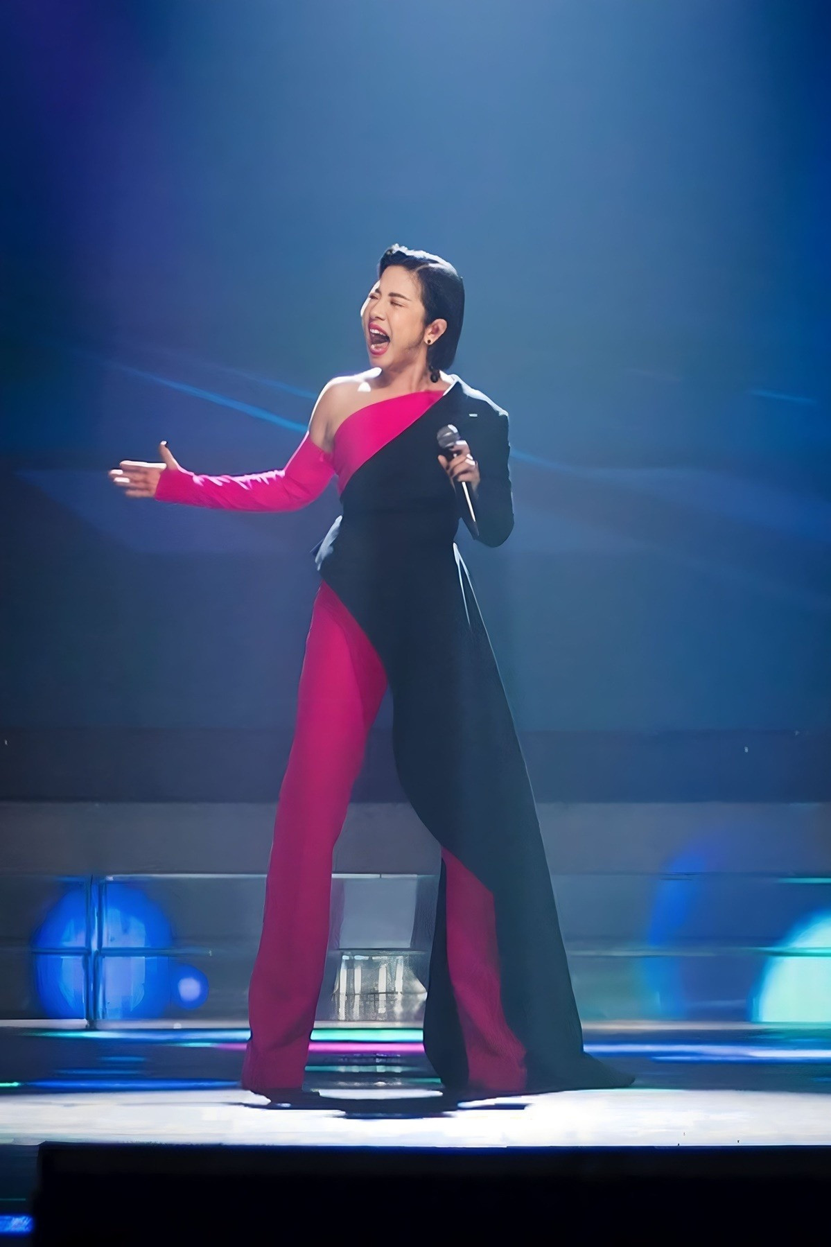 Mỹ Linh chịu khó lăn xả, thay đổi phong cách trên sân khấu.