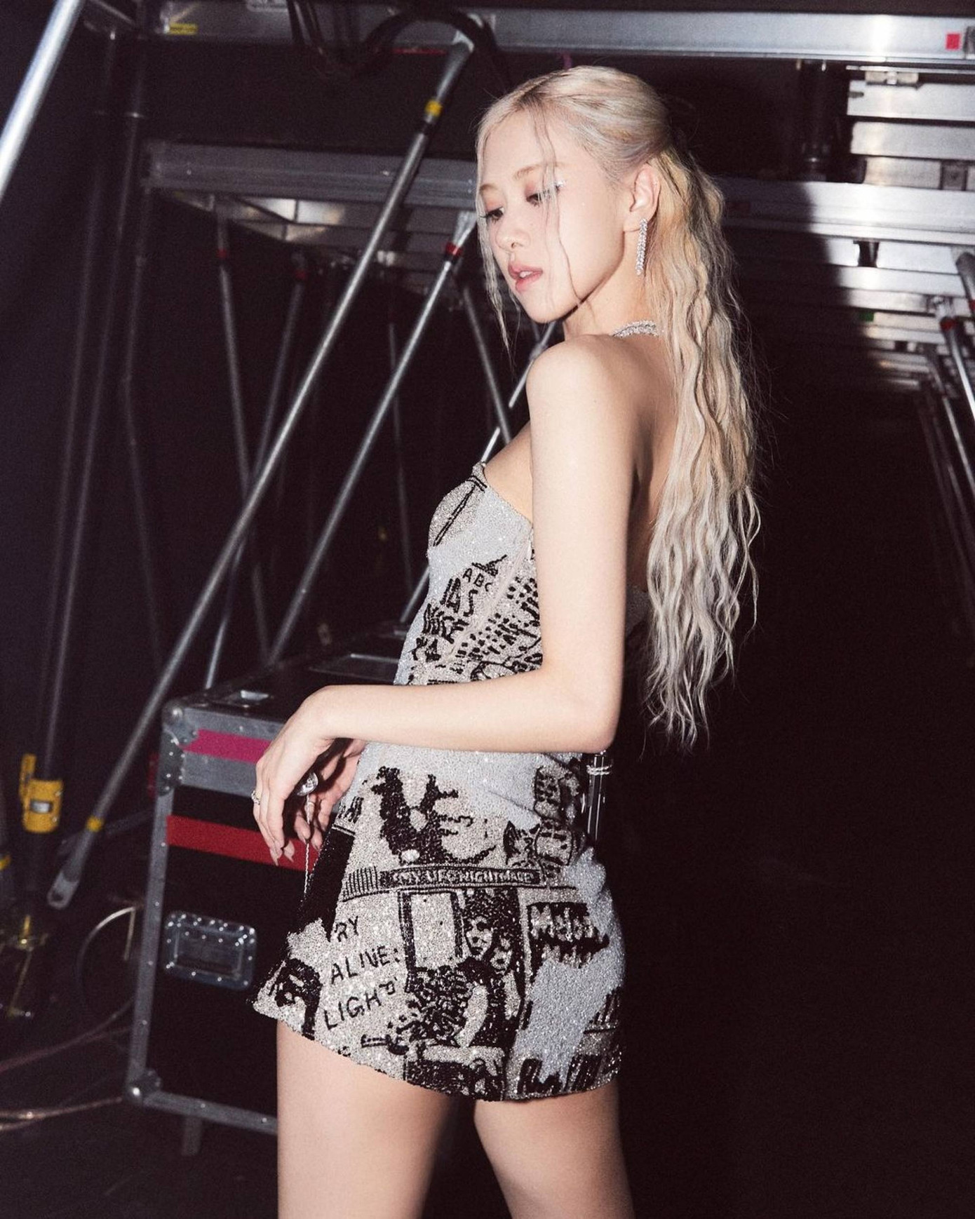 Rosé diện váy in họa tiết Clio Peppiatt ở Berlin.