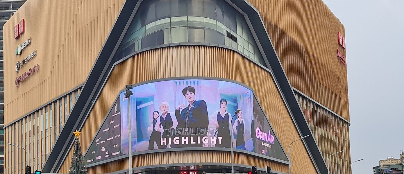 Đơn vị tổ chức liên tục chạy quảng cáo về hai đêm đại nhạc hội ở Mỹ Đình suốt hai tháng qua. Ảnh: BOM Entertainment. Đơn vị tổ chức liên tục chạy quảng cáo về hai đêm đại nhạc hội ở Mỹ Đình suốt hai tháng qua. Ảnh: BOM Entertainment.