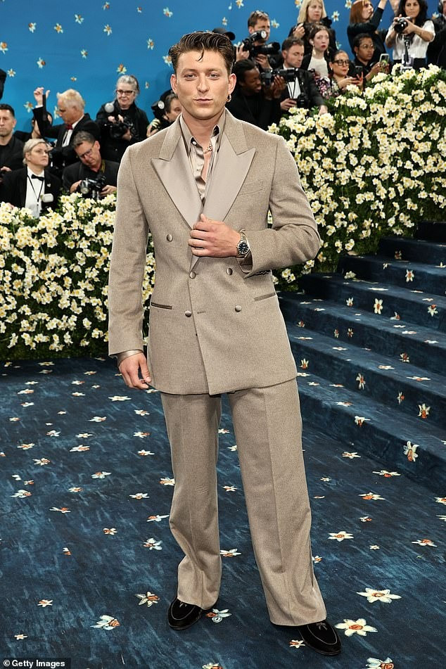 Chọn bộ vest màu be đơn sắc với viền satin, phối giày nhung đen, thiết kế của Tom Francis bị chê là nhạt nhòa, không ăn nhập với tinh thần chủ đề.