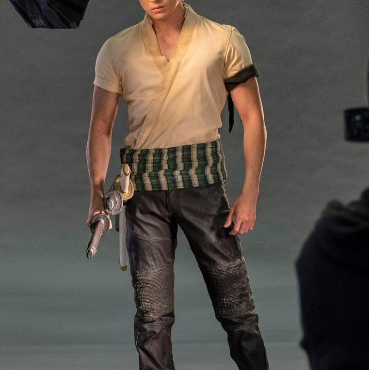 “Tôi có kinh nghiệm sử dụng hai thanh kiếm cùng lúc và từng thực hiện các live-action sử dụng kiếm trước đây, nhưng khi nói đến ba thanh kiếm thì đó lại là câu chuyện khác. Quá trình đào tạo cho One Piece dành riêng cho Zoro, học những kỹ năng cần thiết để thực sự trở thành anh ấy. Hàm của tôi đã được đào tạo tại chỗ” – Mackenyu trả lời trong cuộc phỏng vấn với GamesRadar.