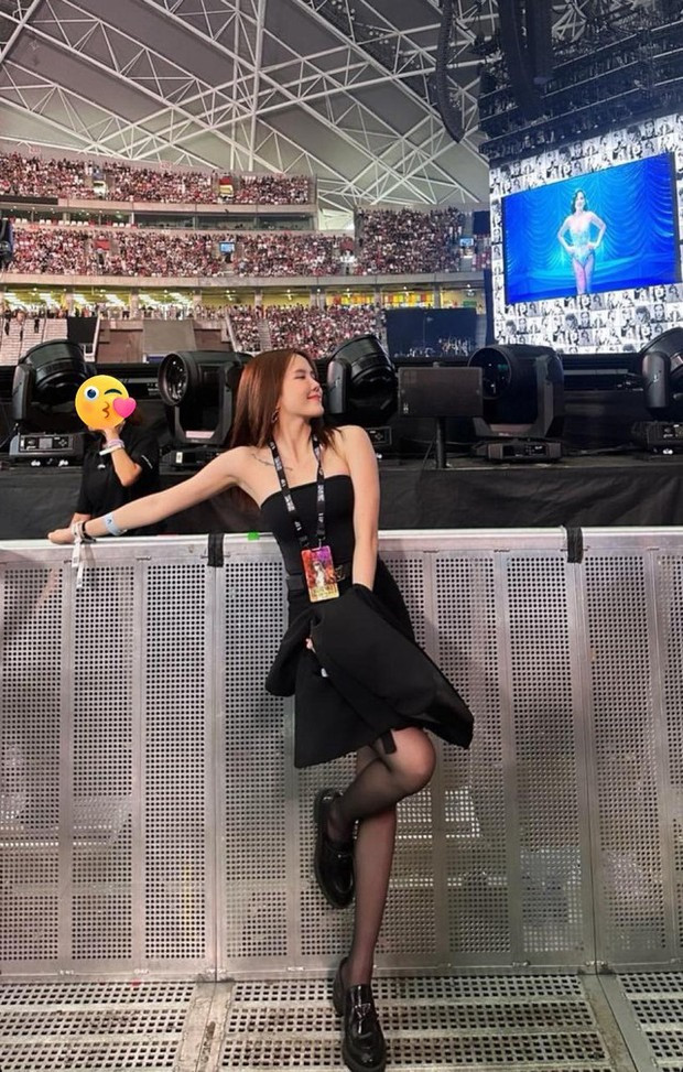 Vị trí đứng của Thiều Bảo Trang và Thiều Bảo Trâm khá gần sân khấu, dễ dàng theo dõi thần tượng.