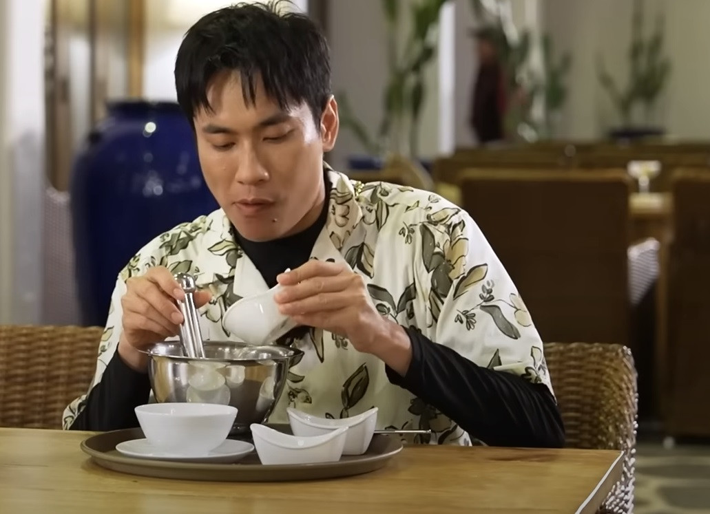 Kiều Minh Tuấn pha chế nước chấm để quảng cáo nước mắm. Kiều Minh Tuấn pha chế nước chấm để quảng cáo nước mắm.