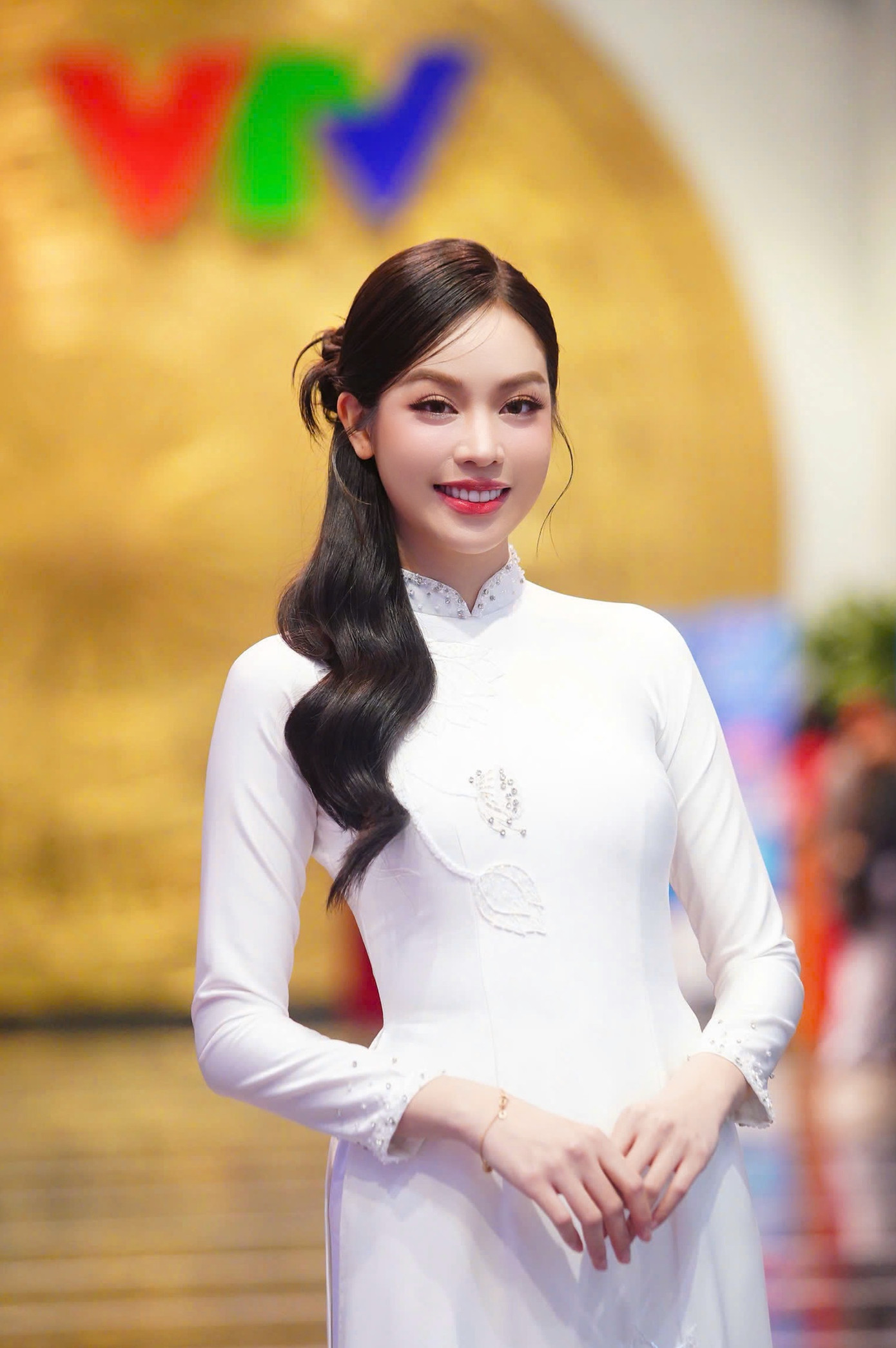 Hoa hậu Việt Nam năm 2022, Hoa hậu Quốc tế năm 2024 xuất hiện nền nã trong bộ áo dài.