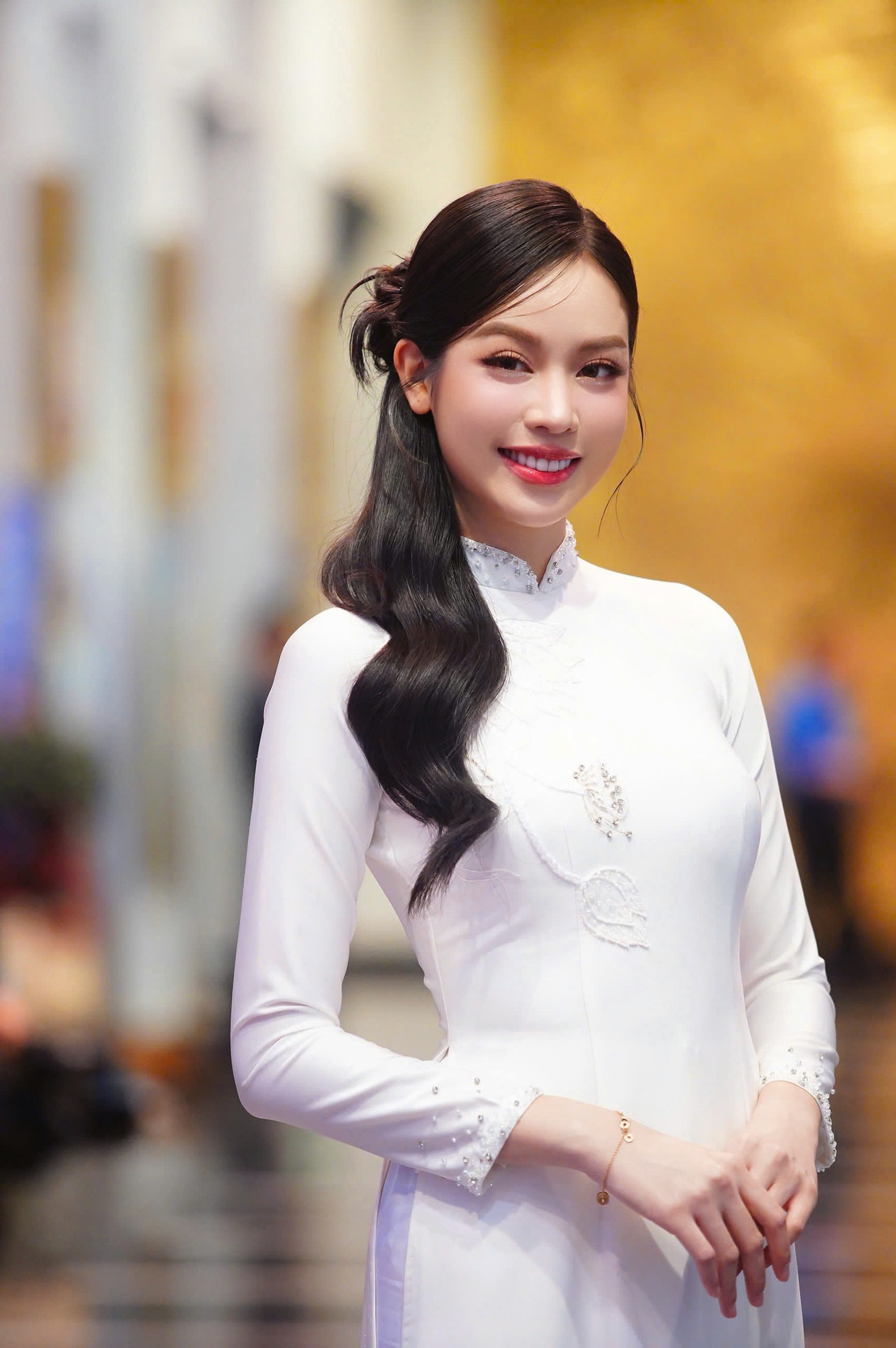 Hoa hậu Việt Nam năm 2022, Hoa hậu Quốc tế năm 2024 xuất hiện nền nã trong bộ áo dài.