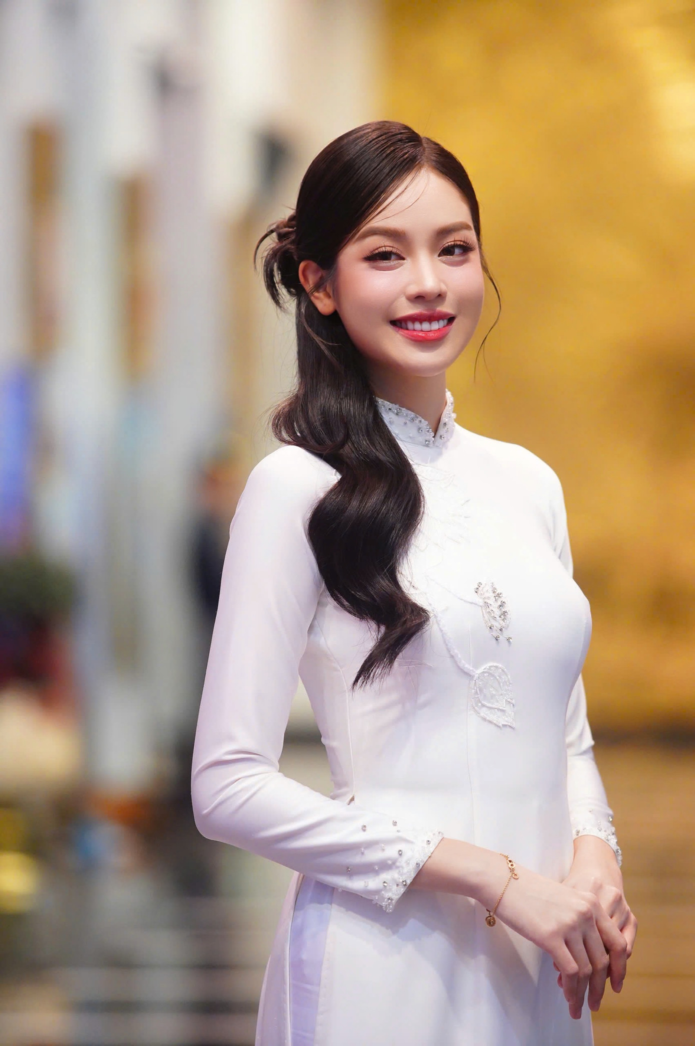 Hoa hậu Việt Nam năm 2022, Hoa hậu Quốc tế năm 2024 xuất hiện nền nã trong bộ áo dài.