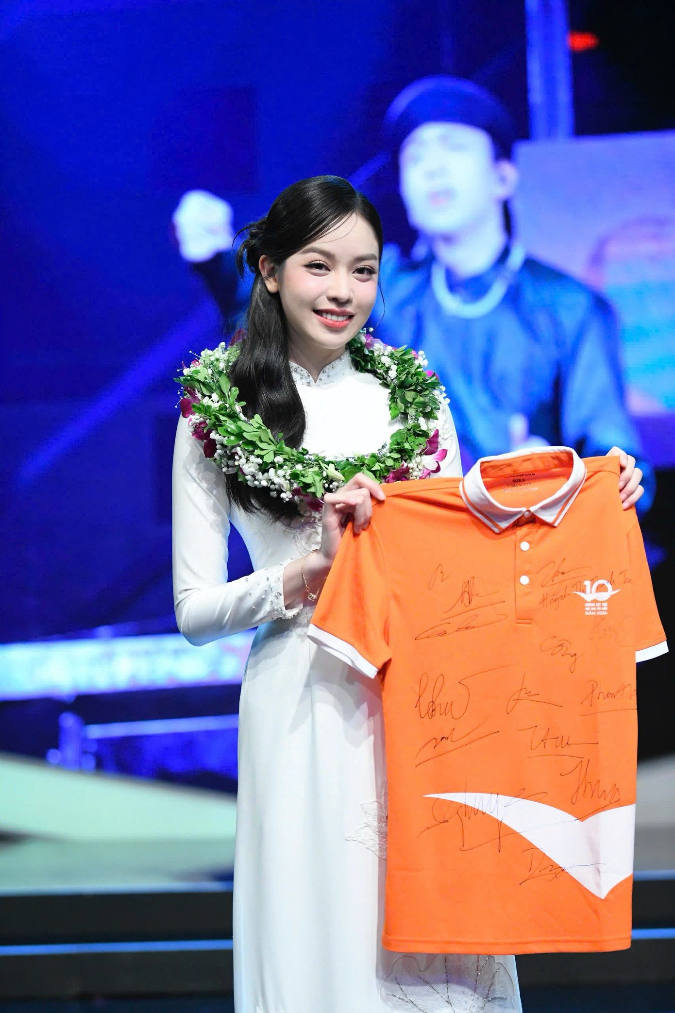 Gương mặt trẻ Việt Nam triển vọng năm 2024 ký tên lên áo lưu niệm Qũy Hỗ trợ Tài năng trẻ Việt Nam.