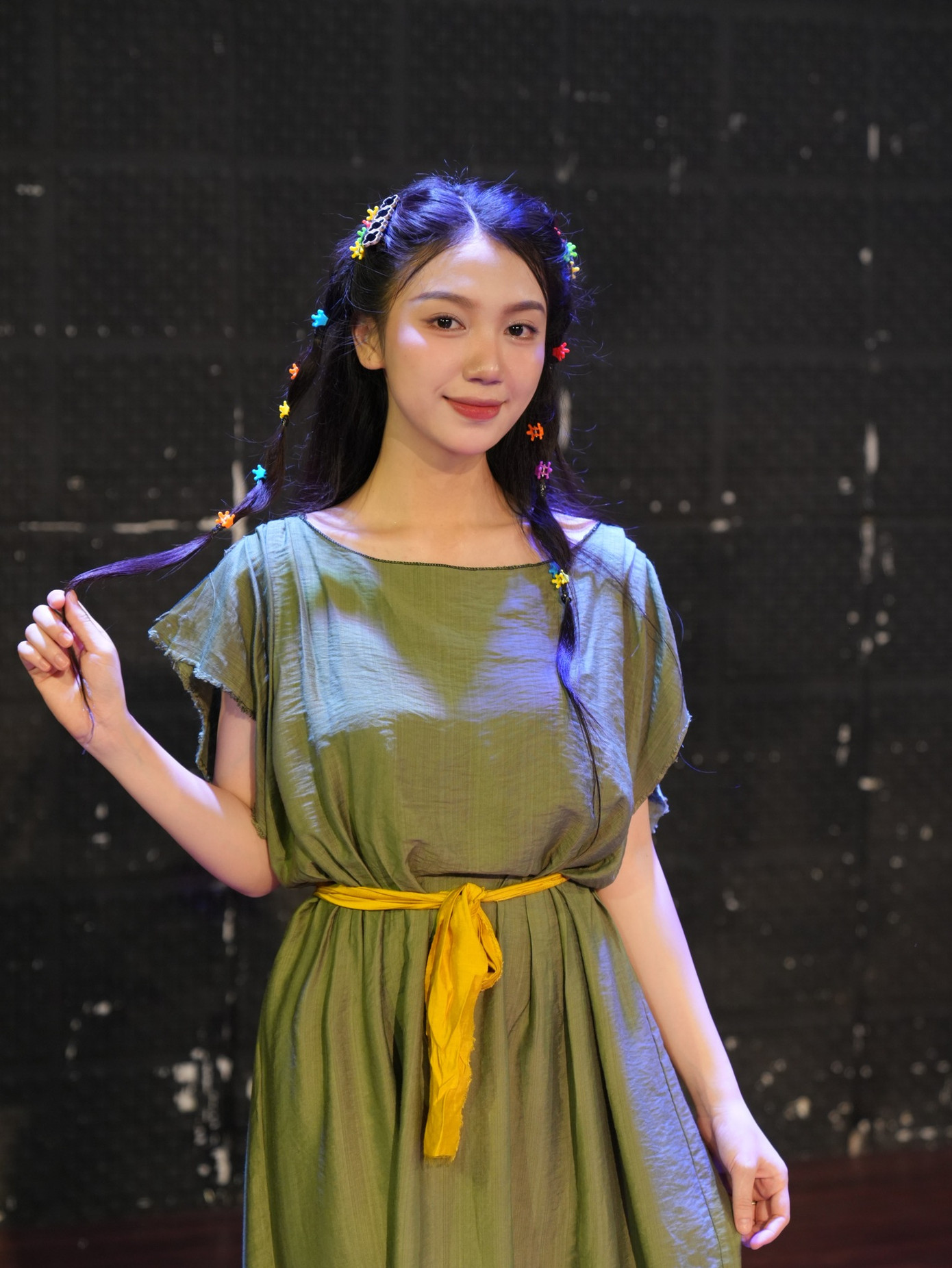 Nhan sắc đời thường của mỹ nhân 21 tuổi được chia sẻ rầm rộ trên nhiều hội nhóm sau ít phút đóng trong Đi giữa trời rực rỡ.