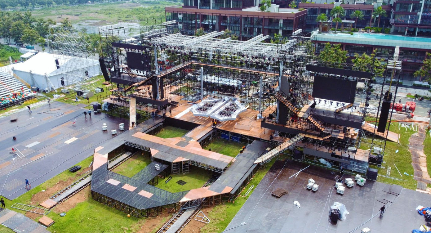 Quy mô concert ATVNCG dự kiến đón 20.000 khán giả. Xung quanh khu vực này là bãi đất trống, sân khấu chính quay lưng với các tòa nhà. Phía xa là cầu Ba Son, không phải là nơi có thể thoải mái dừng, đỗ, hạn chế được việc "xem chùa". Quy mô concert ATVNCG dự kiến đón 20.000 khán giả. Xung quanh khu vực này là bãi đất trống, sân khấu chính quay lưng với các tòa nhà. Phía xa là cầu Ba Son, không phải là nơi có thể thoải mái dừng, đỗ, hạn chế được việc "xem chùa".