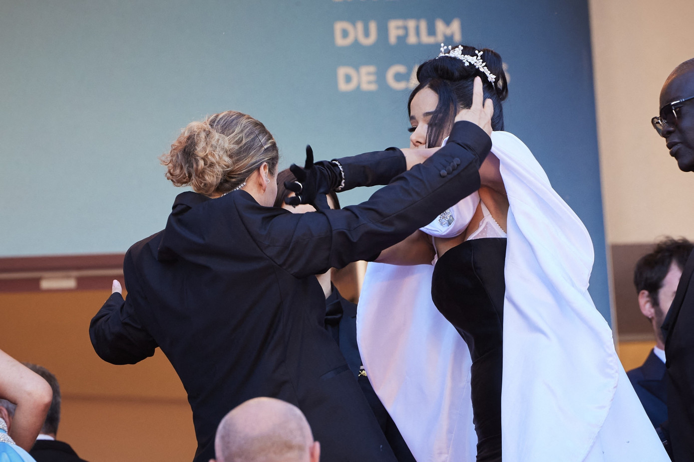 Kelly Rowland (váy đỏ), MC Massiel Taveras và Yoona (váy hồng) bị bắt nạt tại sự kiện điện ảnh danh giá. Kelly Rowland (váy đỏ), MC Massiel Taveras và Yoona (váy hồng) bị bắt nạt tại sự kiện điện ảnh danh giá.