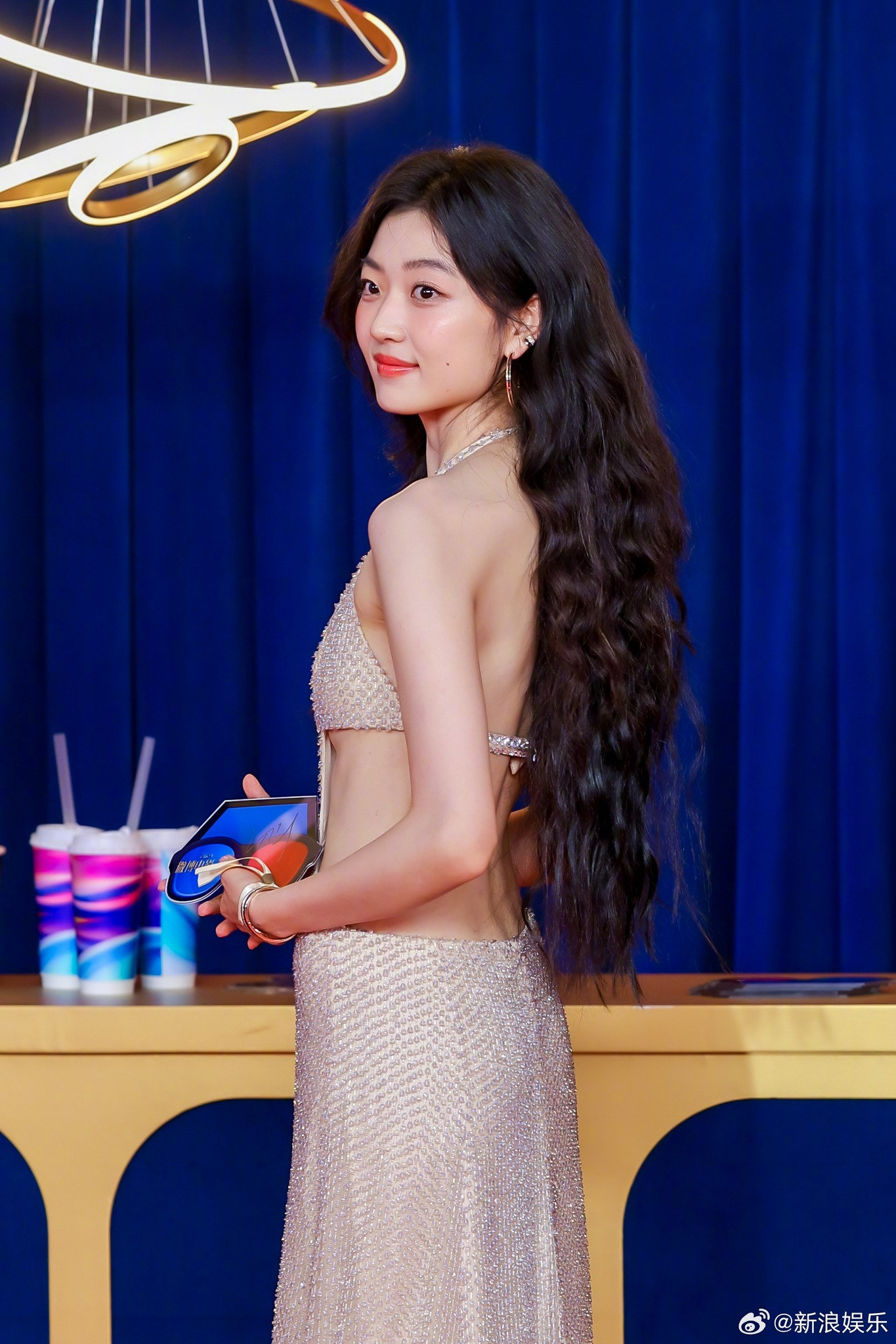 Tôn Thiên gợi cảm trong thiết kế cắt xẻ, điểm nhấn là mái tóc bông xù tạo dáng vẻ thướt tha.