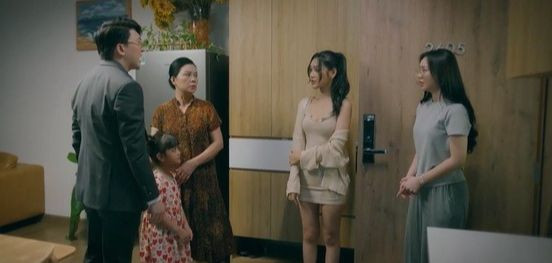 Nữ diễn viên cân nhắc những set đồ hợp với vai "tiểu tam". Nữ diễn viên cân nhắc những set đồ hợp với vai "tiểu tam".