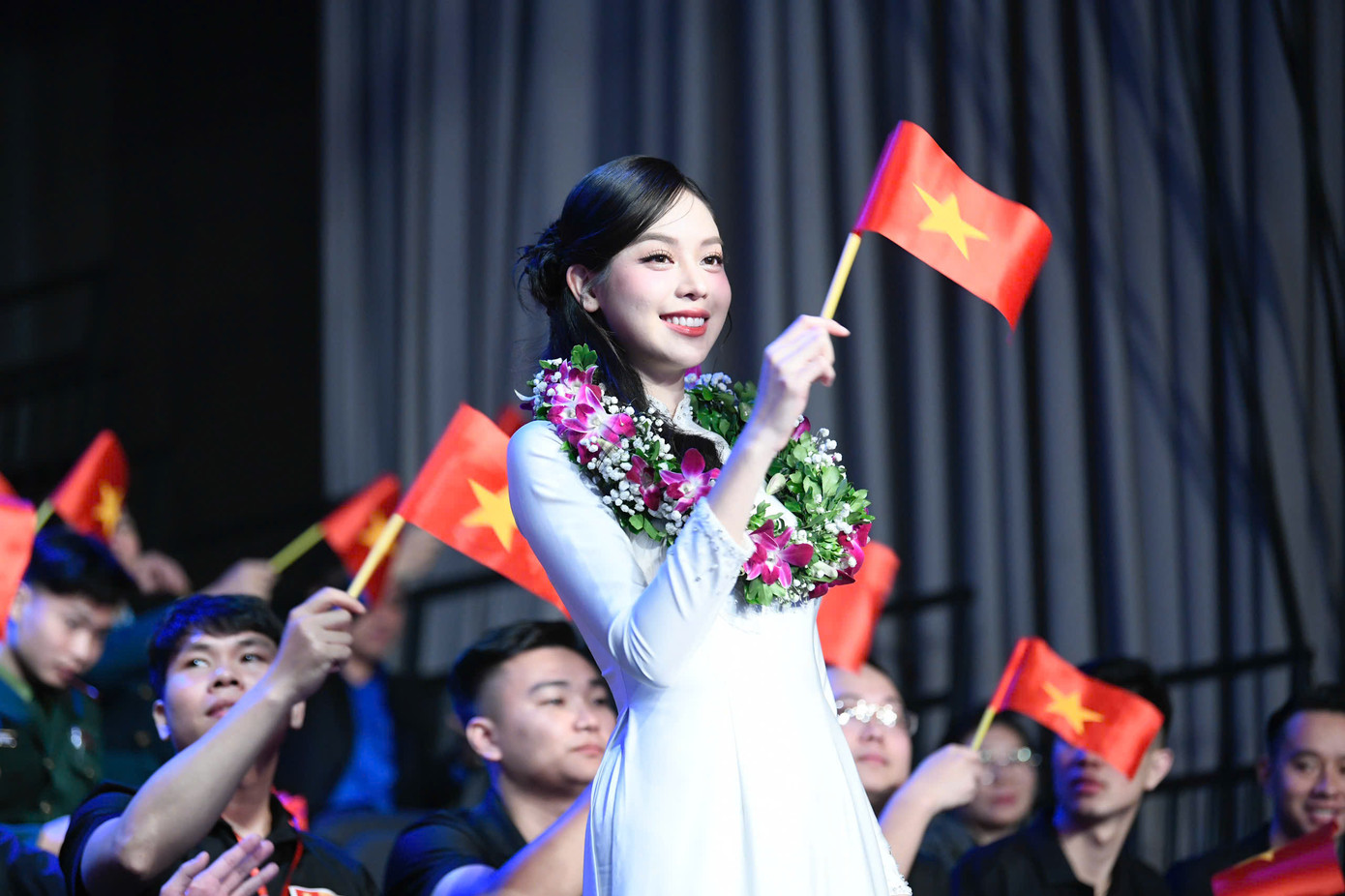 Trong phần biểu diễn ca khúc Điều phi thường nhỏ bé của ca sĩ Phương Mỹ Chi, Hoa hậu Thanh Thủy cũng góp mặt trình diễn.