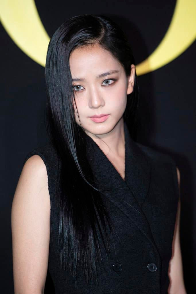 Trên mạng xã hội Weibo, Trung Quốc, cư dân mạng so sánh tạo hình của Jisoo và Địch Lệ Nhiệt Ba. “Tuy Địch Lệ Nhiệt Ba có tạo hình xuất sắc hơn nhưng đãi ngộ không thể bằng Jisoo”, “Cả hai đều làm tốt nhưng ảnh chưa chỉnh sửa sẽ thấy rõ vấn đề của cả hai, Jisoo không hợp make up, da căng bóng, trong khi Địch Lệ Nhiệt Ba lộ rõ da sần sùi, trang điểm quá đậm, đúng kiểu thường thấy của sao Trung”…