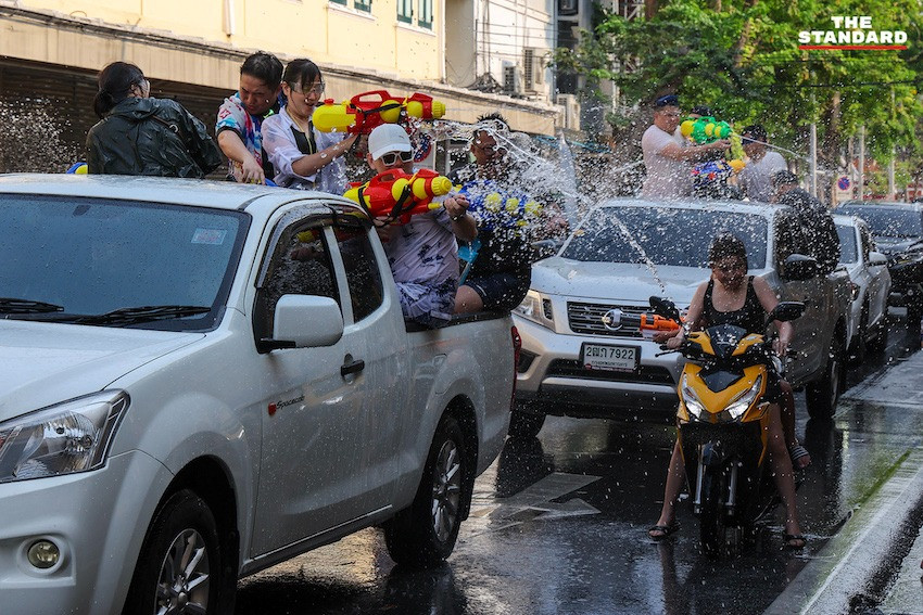 Du khách Trung Quốc tụ tập thành nhóm thuê xe bán tải chở nước ở khu vực Bangkok. Theo The Standard, giá thuê ôtô trong một ngày bao gồm cả thiết bị phục vụ nhu cầu té nước là 9.000 baht (hơn 6 triệu đồng). Với nhóm du lịch ít người hơn, họ chọn thuê xe ba bánh (Tuk Tuk) đi khắp phố, đặc biệt xung quanh đường Khao San.