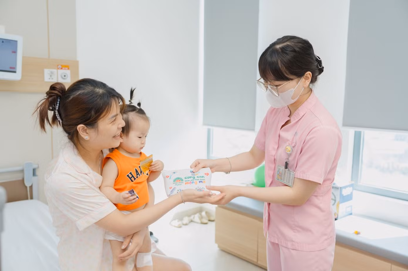 Để các bệnh nhi đều đón niềm vui trong ngày Quốc tế thiếu nhi