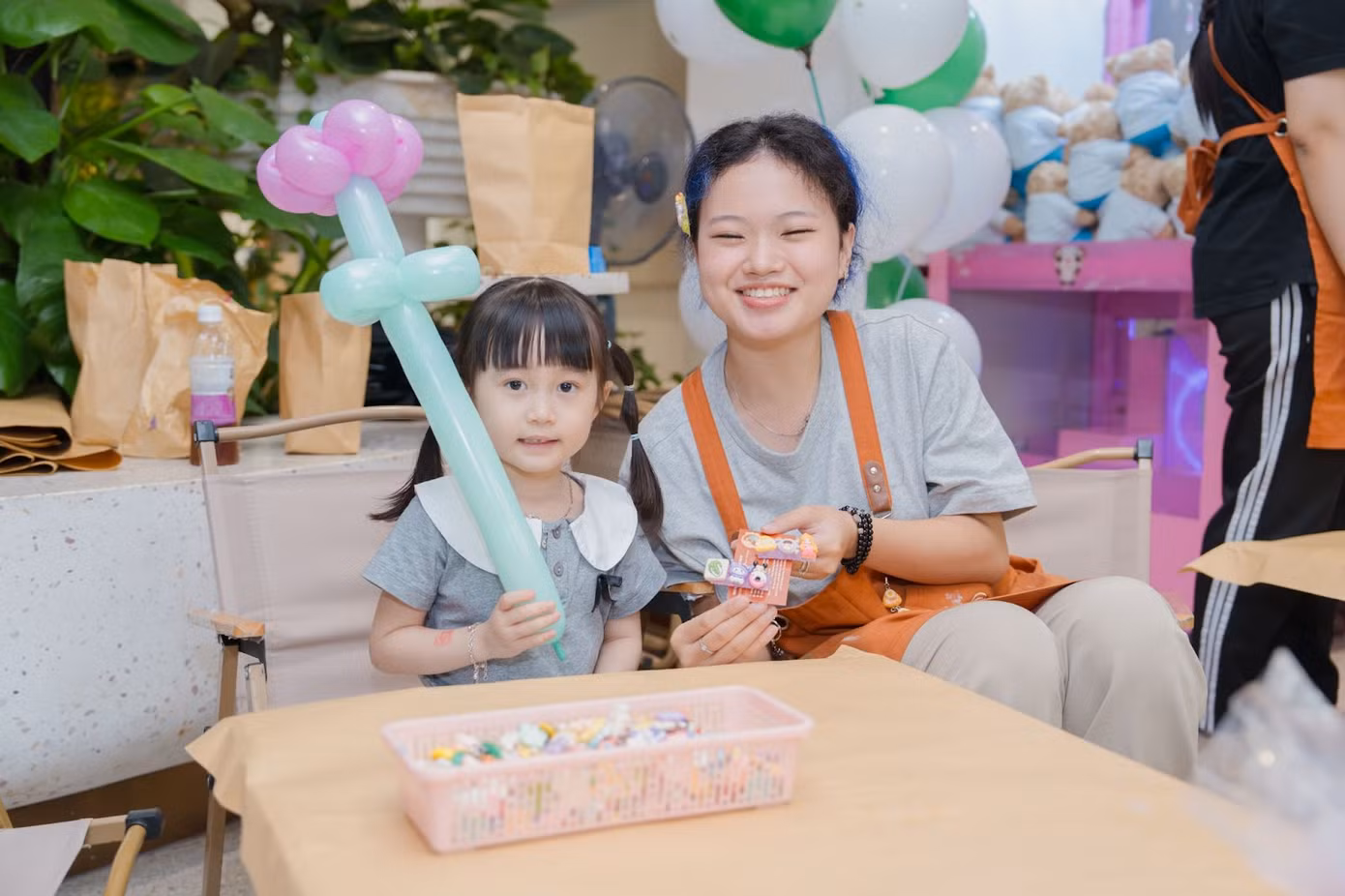 Bé trang trí kẹp tóc từ keo kem và charm