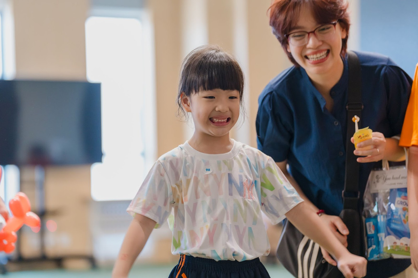 Khoảnh khắc cười vui của hai mẹ con tại Bệnh viện Hồng Ngọc