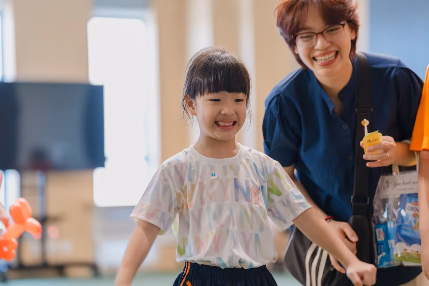 Khoảnh khắc cười vui của hai mẹ con tại Bệnh viện Hồng Ngọc