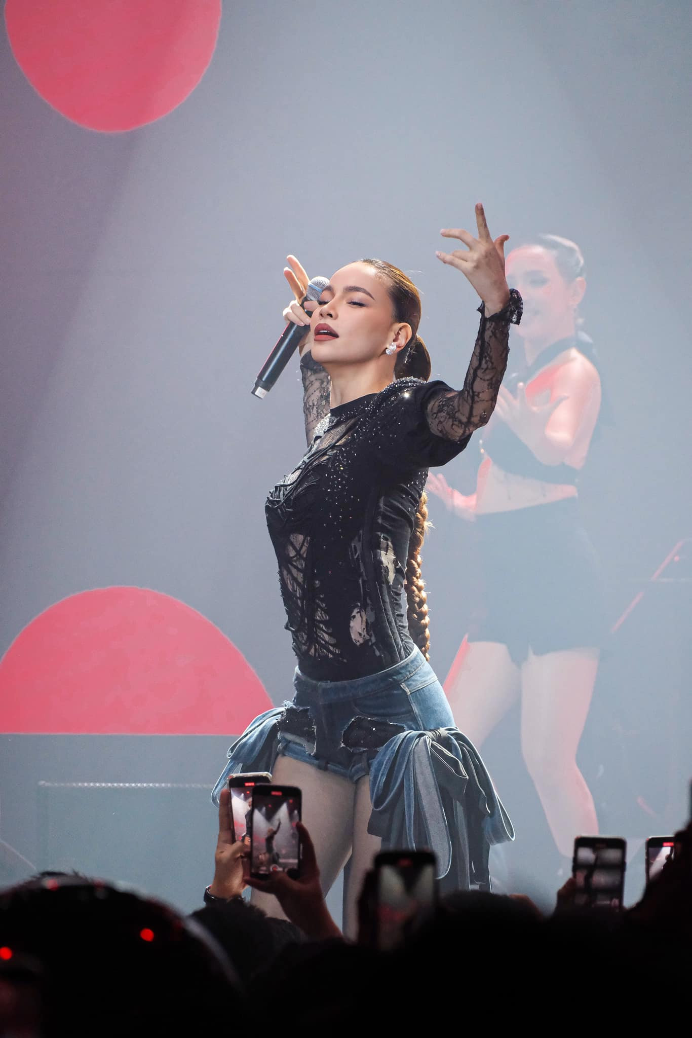 Thời trang của ca sĩ biến hóa linh hoạt, những bộ đồ bó chẽn, quá ngắn nhận về phản ứng trái chiều. Thời trang của ca sĩ biến hóa linh hoạt, những bộ đồ bó chẽn, quá ngắn nhận về phản ứng trái chiều.