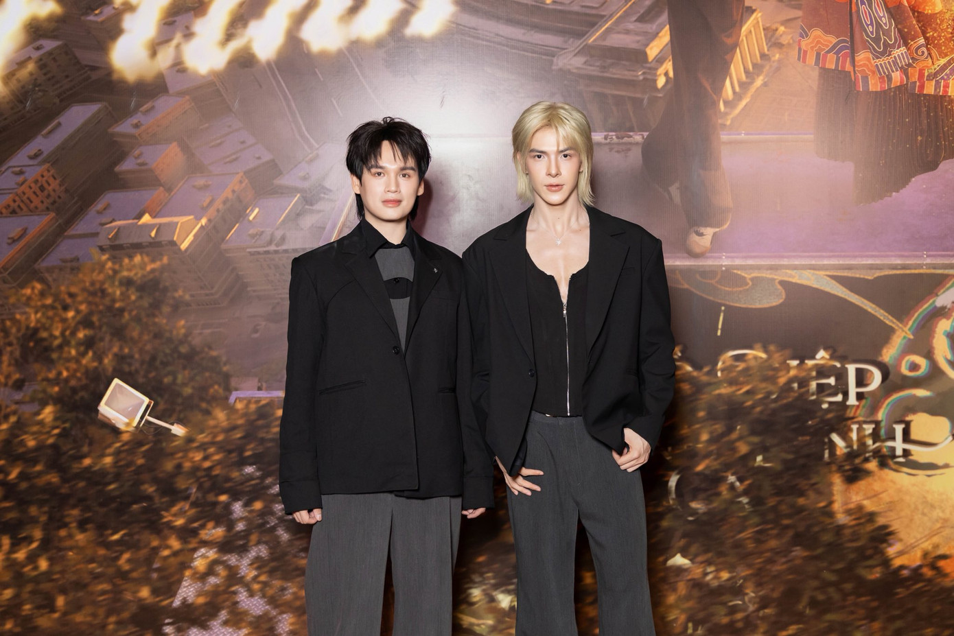 Nguyễn Trần Trung Quân bên cạnh Denis Đặng (tóc bạch kim) và dàn khách mời.