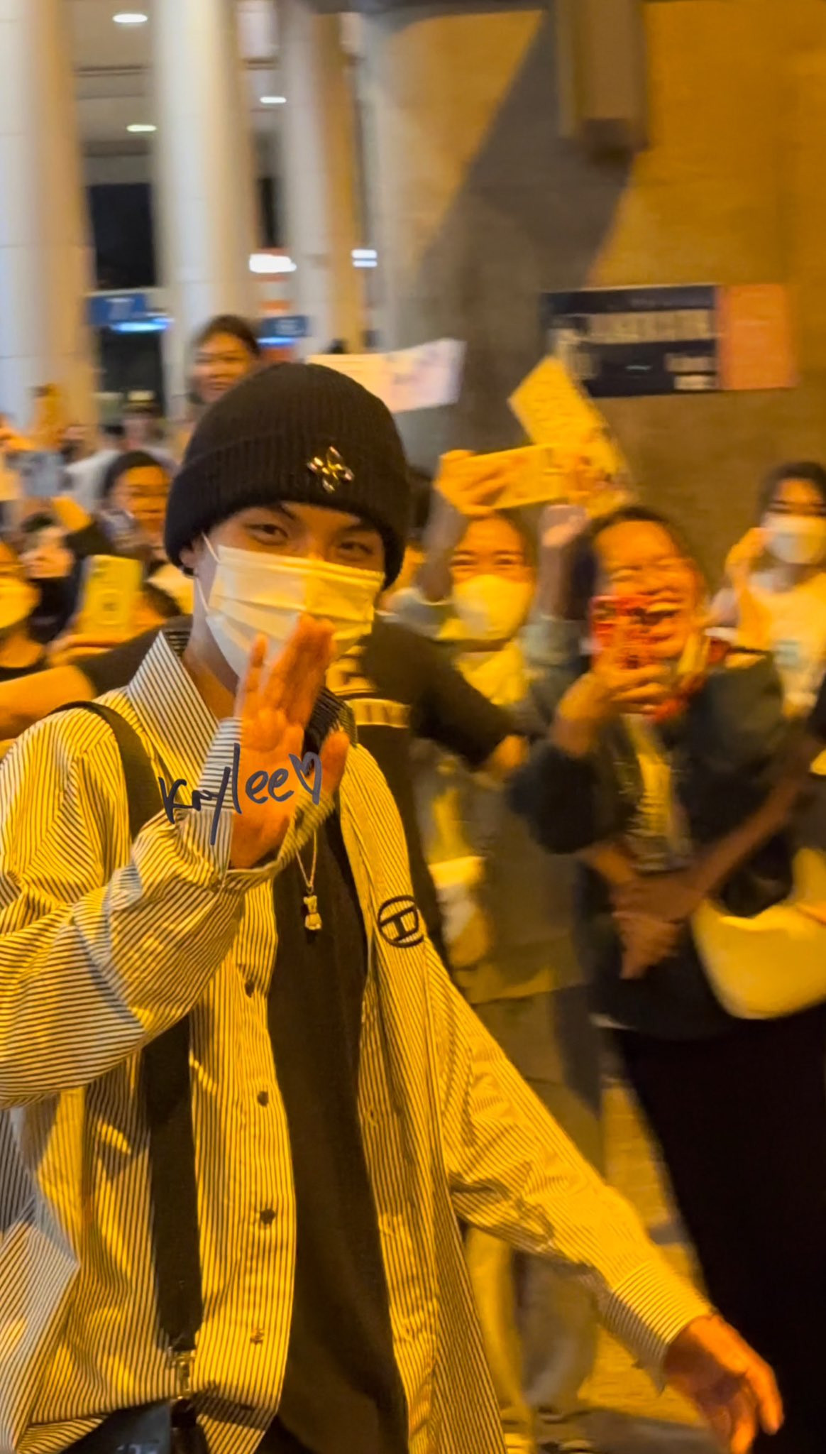 Năm thành viên CIX cũng đã có mặt tại Việt Nam chuẩn bị cho đêm nhạc ngày 21/10. Thành viên Seunghun chia sẻ khi về tới khách sạn: &quot;Vừa đến nơi đã có rất nhiều fan Việt đang chờ. Bốn năm rồi mới quay lại đây. Các bạn đã chờ 4 năm rồi sao... Thật lãng mạn&quot;.