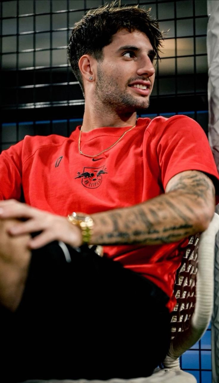 Đội trưởng tuyển Hungary thường ngày yêu thích sự sôi nổi, tự tin, đúng với lứa tuổi 23. Tủ đồ của chàng trai gen Z không quá cầu kỳ, chủ yếu là phong cách tối giản với áo phông, hoodie, quần bò skinny, sneaker.