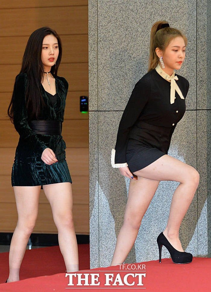Em út Yeri che chắn phần thân dưới khi bước lên thảm đỏ. Em út Yeri che chắn phần thân dưới khi bước lên thảm đỏ.