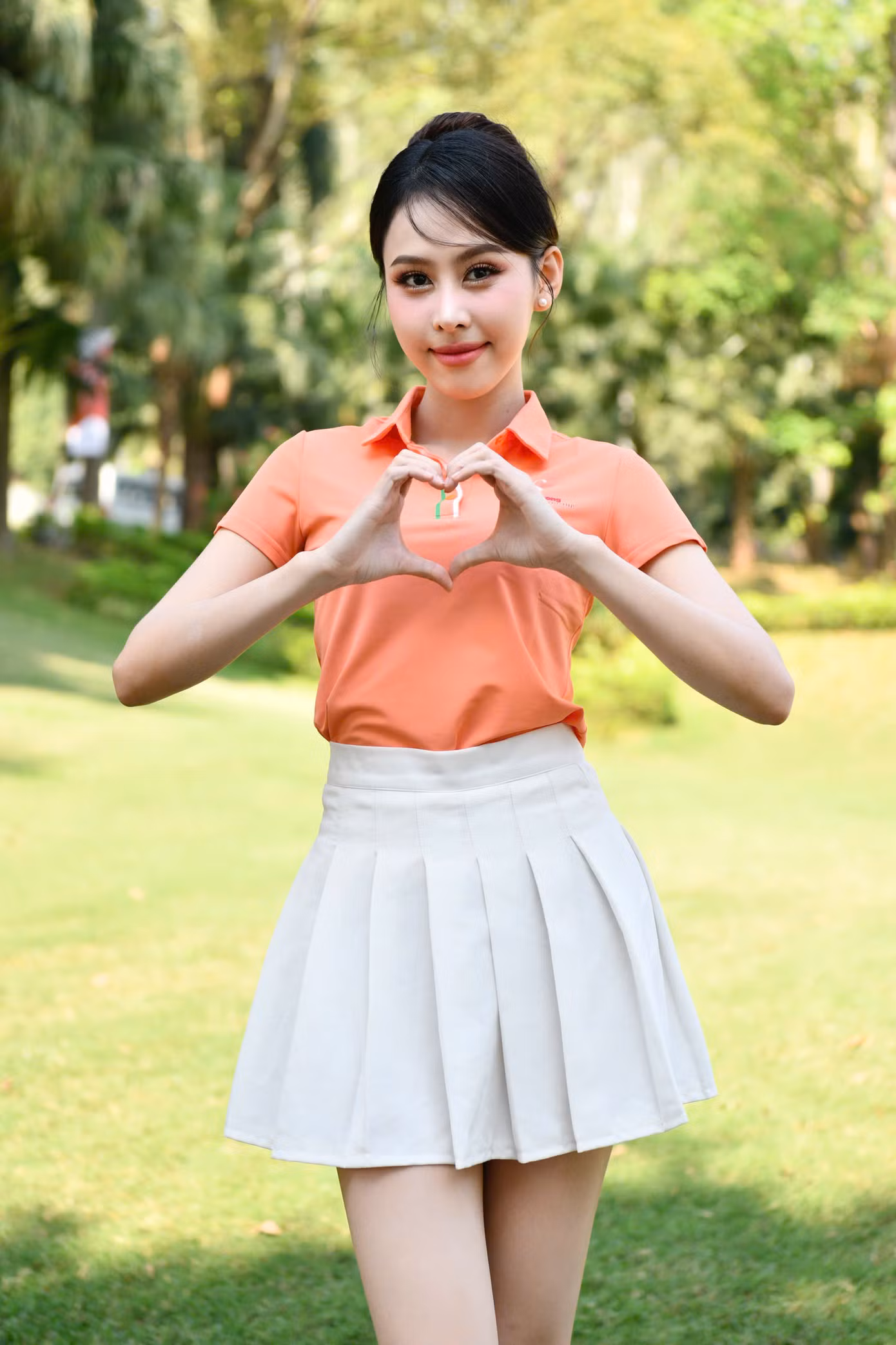Đại sứ giải - Lê Nguyễn Ngọc Hằng - Á hậu 2 Miss Intercontinental 2023, Á hậu 2 Hoa hậu Việt Nam 2022 - rạng rỡ trong ngày Tiền Phong Golf Championship mùa thứ 8 khởi tranh. Người đẹp mong muốn thực hiện sứ mệnh cống hiến, lan tỏa giá trị nhân văn đến với cộng đồng, xã hội.