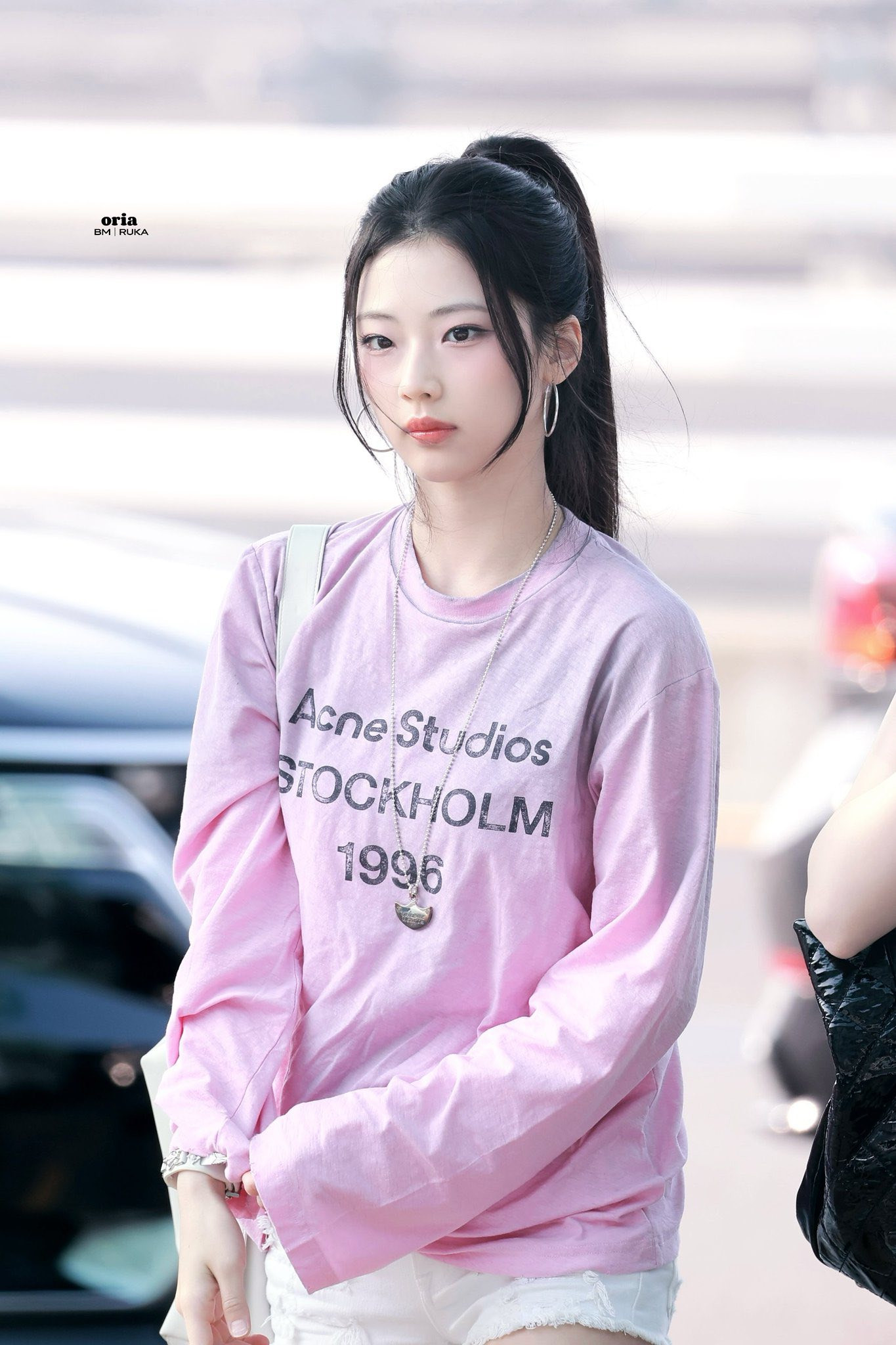 Rora (bìa trái) thu hút ống kính nhờ gương mặt hài hòa và làn da sáng khỏe, trong khi Pharita (giữa) nổi bật với mái tóc cam và lựa chọn trang phục khoe vòng eo con kiến. Thành viên Ruka gây chú ý với vẻ ngoài sắc sảo, cá tính.