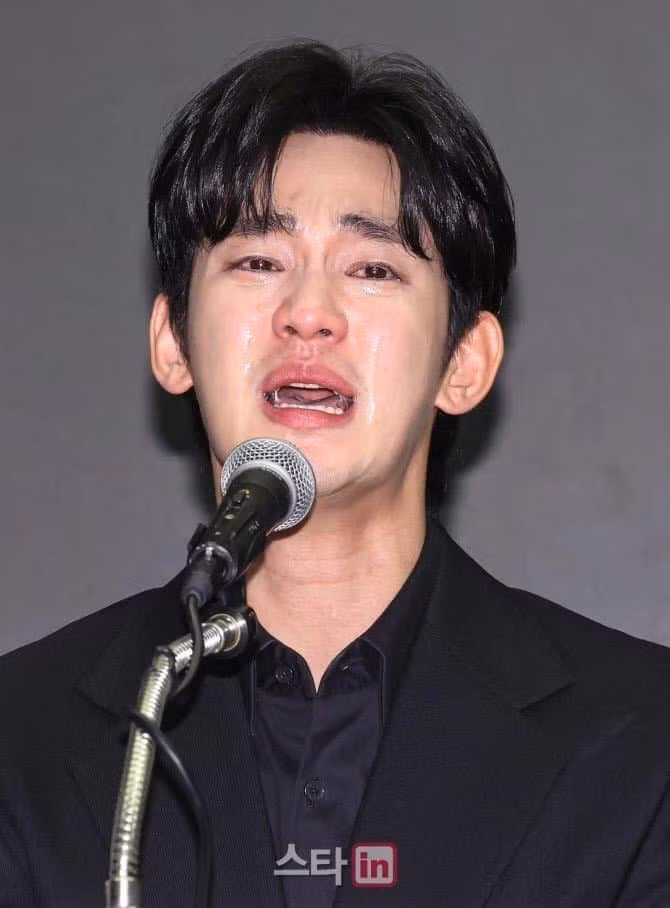 Kim Soo Hyun khóc nấc, liên tục lau nước mắt trong gần 1 tiếng họp báo.